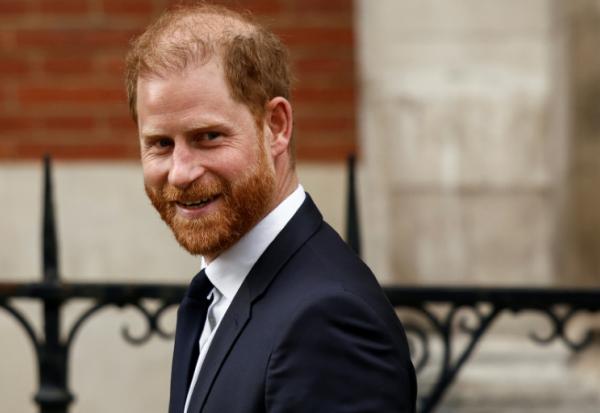 Le prince Harry quitte la Haute Cour de Londres, en Angleterre, le 20 janvier 2026, à l'issue de la deuxième journée du procès qui l'oppose à un grand groupe de presse britannique