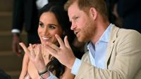 Le prince Harry (à droite), duc de Sussex, s'entretient avec son épouse Meghan Markle alors qu'ils assistent à un spectacle lors d'une visite au Centre national des arts de Bogota, le 15 août 2024.