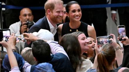 Le prince Harry, duc de Sussex, et son épouse Meghan, duchesse de Sussex, se font prendre en photo au Royal Children's Hospital de Melbourne, en Australie, le 14 avril 2026