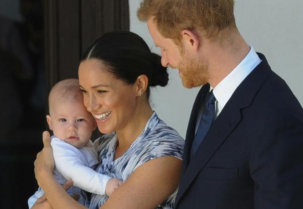 Le duc et la duchesse de Sussex, le prince Harry et son épouse Meghan, tiennent leur fils Archie dans leurs bras au Cap, en Afrique du Sud, le 25 septembre 2019