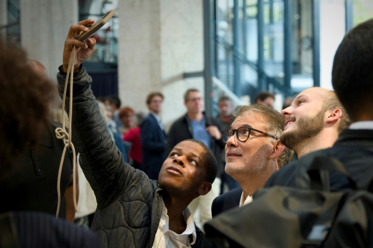 Le premier secrétaire du Parti socialiste (PS), Olivier Faurepose pour un selfie au Campus du parti de gauche à Blois, le 29 août 2025