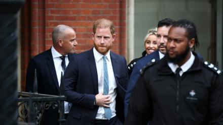 Le prince Harry, duc de Sussex, quitte la Haute Cour de Londres, le 8 avril 2025, après une audience concernant la décision du gouvernement britannique de réduire le niveau de sa sécurité personnelle lors de ses séjours au Royaume-Uni
