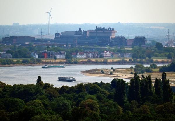 Le Rhin en partie asséché passe devant les hauts-fourneaux de l'aciériste Thyssenkrupp à Duisbourg, le 3 août 2026