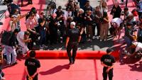 Un employé déroule le tapis rouge devant le Palais des Festivals à Cannes le 12 mai 2026