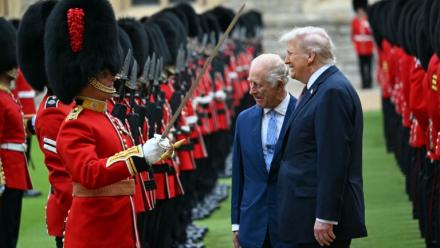 Le roi Charles III d'Angleterre et le président américain Donald Trump passent en revue une garde d'honneur lors d'une cérémonie d'accueil au château de Windsor, le 17 septembre 2025