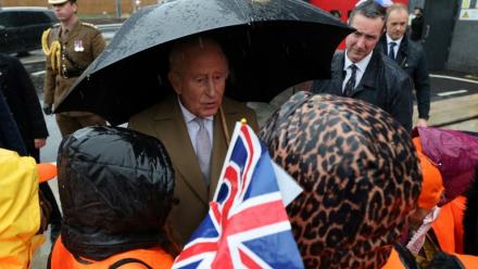 Charles III discute avec des écoliers lors d'une visite pour l'ouverture officielle d'un dépôt de métros à Taff’s Well au pays de Galles (Royaume-Uni), le 14 novembre 2025