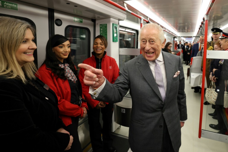 Charles III à bord d'un tram Stadler Class 398 lors d'une visite d'un dépôt de métros à Taff’s Well, au pays de Galles le 14 novembre 2025