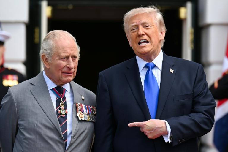 Le président américain Donald Trump et le roi Charles III lors d'une cérémonie d'adieu officielle sur la pelouse sud de la Maison Blanche à Washington, le 30 avril 2026