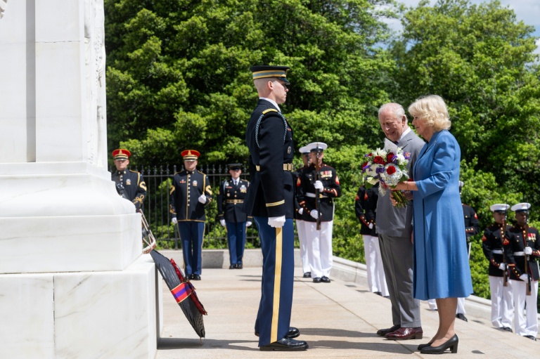 Le roi Charles III et la reine Camilla  déposent des fleurs sur la tombe du soldat inconnu au cimetière national d'Arlington, en Virginie, le 30 avril 2026