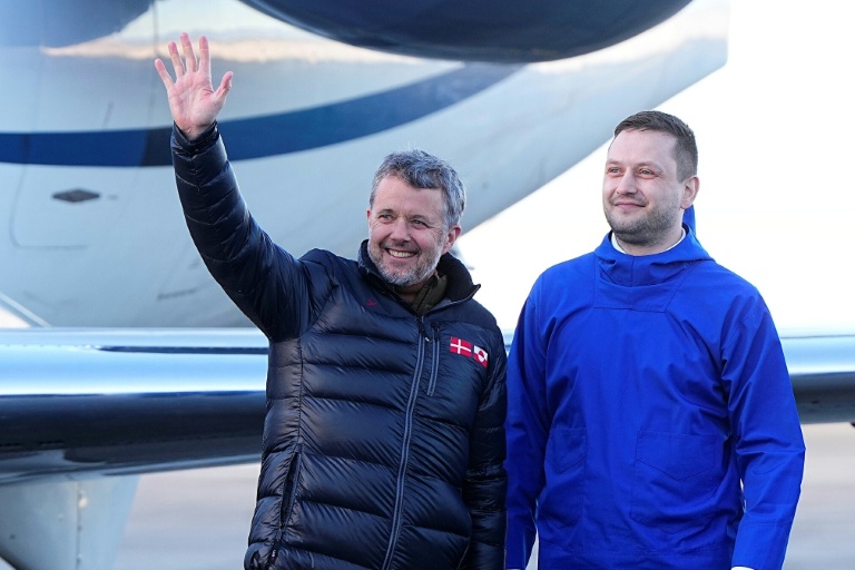 Le roi du Danemark Frederik X (g) et le Premier ministre groenlandais Jens-Frederik  Nielsen à l'aroport de Nuuk, le 18 février 2026 au Groenland