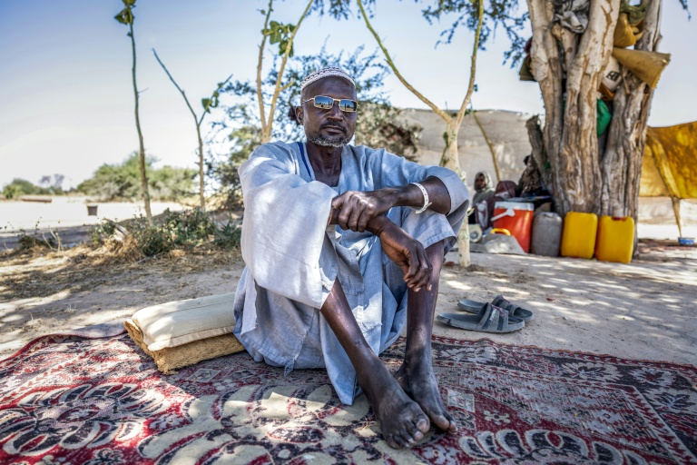 Le réfugié soudanais Mahamat Ahmat Abdelkerim, 53 ans, au camp de Tiné (Tchad) qu'il a atteint après avoir fui la ville d'El-Facher au Soudan, le 9 novembre 2025