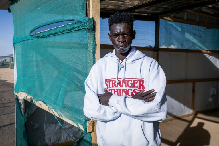 Mounir Abderahmane, réfugié soudanais de 16 ans, devant la clinique de Médecins sans Frontières (MSF) au camp de Tiné, au Tchad, le 8 novembre 2025