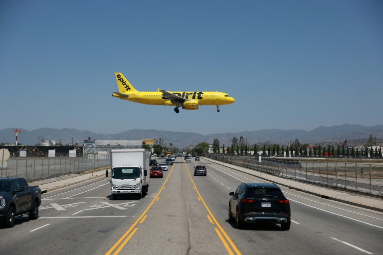 Un avion de Spirit Airlines près d'un aéroport de Los Angeles le 17 avril 2026