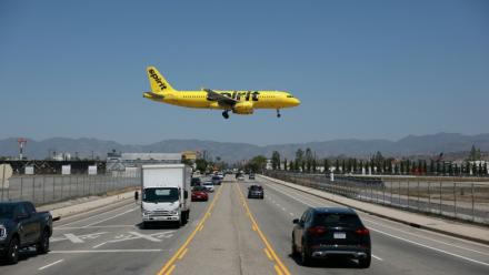 Un avion de Spirit Airlines près d'un aéroport de Los Angeles le 17 avril 2026