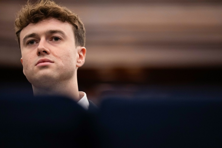 Le chercheur britannique et lanceur d'alerte américain Jacob Coxon lors d'une audition devant le conseil municipal de New York, le 5 octobre 2026