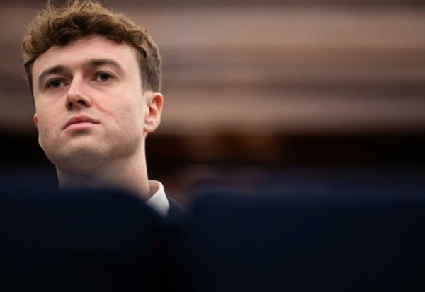 Le chercheur britannique et lanceur d'alerte américain Jacob Coxon lors d'une audition devant le conseil municipal de New York, le 5 octobre 2026