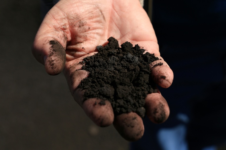 L'ingénieur albanais Beqir Kila, expert en environnement, montre des déchets d'Elbasan, le 7 mars 2025, en Albanie