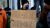 Un étudiant tient une pancarte tout en bloquant l'entrée de l'école Maurice-Ravel à Paris, le 18 septembre 2025