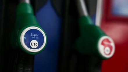 Pompe à essence distribuant du SP95-E10 dans une station-service de Marseille (sud de la France), le 10 mars 2026  
