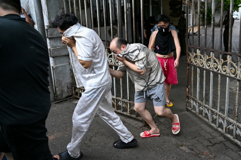Des ressortissants chinois suspectés d'appartenir à un réseau de cybercriminalité sont escortés vers une prison sri-lankaise après leur arrestation à Colombo, le 9 mai 2026
