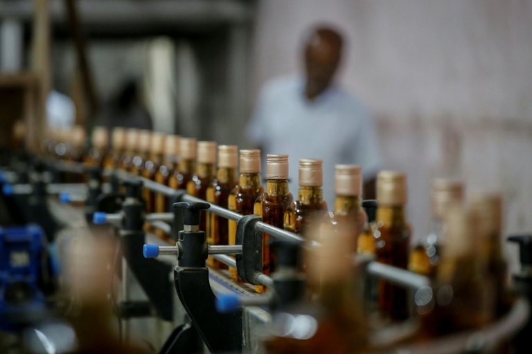 Des bouteilles de whisky Imperial sur une ligne de production à la distillerie Carew and Co. à Darsana, le 23 octobre 2025 dans le sud-ouest du Bangladesh