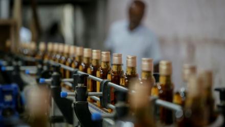 Des bouteilles de whisky Imperial sur une ligne de production à la distillerie Carew and Co. à Darsana, le 23 octobre 2025 dans le sud-ouest du Bangladesh