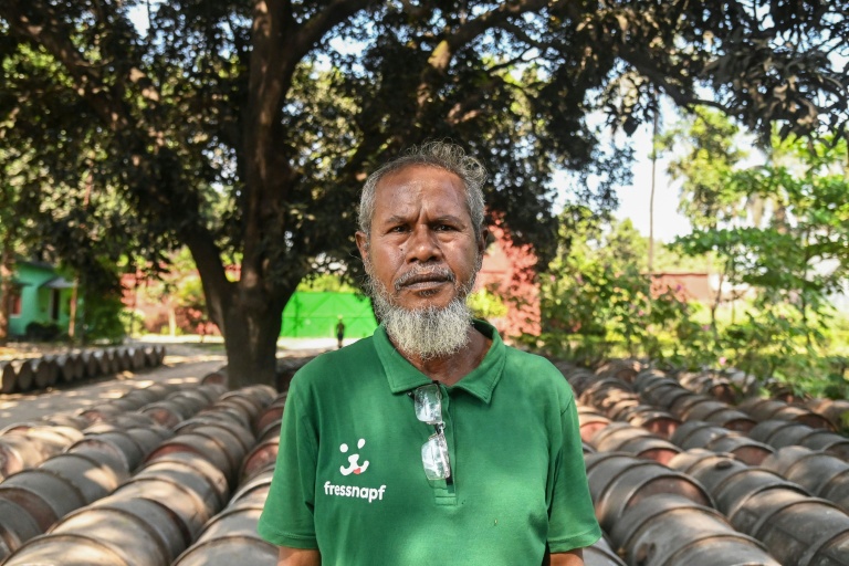 Shah Alam, employé musulman de la istillerie Carew and Co. à Darsana, le 23 octobre 2025 dans le sud-ouest du Bangladesh