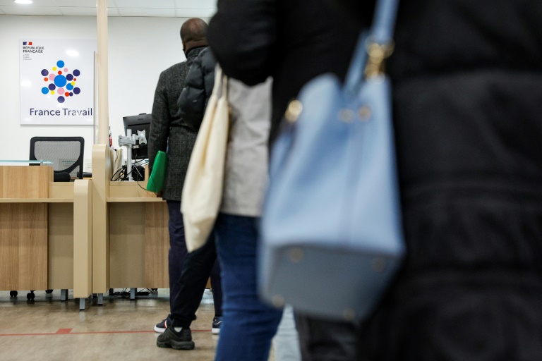 Des personnes font la queue dans une agence France Travail à Dammarie les Lys, en Seine-et-Marne, le 23 avril 2024