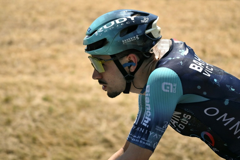 Le coureur français Lenny Martinez avec une poche de glace dans le cou, lors de la 8e étape du Tour de France entre Périgueux et Bergerac, le 11 juillet 2026
