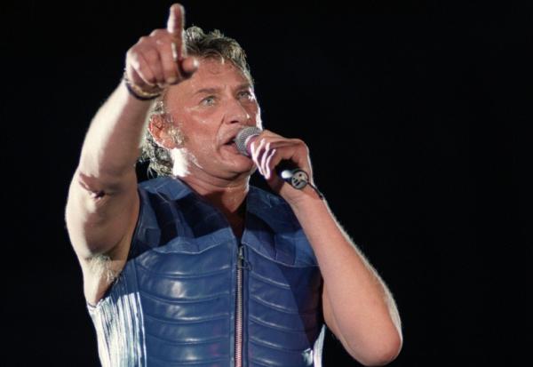 Le chanteur Johnny Hallyday au Parc des Princes à Paris, où il célèbre son 50e anniversaire, le 18 juin 1993