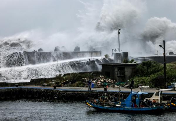 Mer déchaînée à Yilan, à Taïwan, à l'approche du typhon Bavi, le 10 juillet 2026 