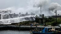 Mer déchaînée à Yilan, à Taïwan, à l'approche du typhon Bavi, le 10 juillet 2026 
