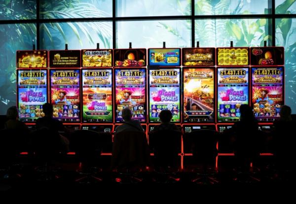 Des machines à sous dans un casino à Enghien-les-Bains (Val-d'Oise), le 12 mars 2026