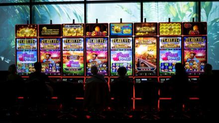 Des machines à sous dans un casino à Enghien-les-Bains (Val-d'Oise), le 12 mars 2026