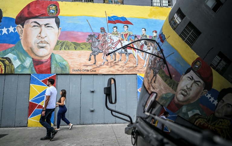Une fresque murale représentant l'ancien président vénézuélien Hugo Chavez, le 17 décembre 2025 à Caracas