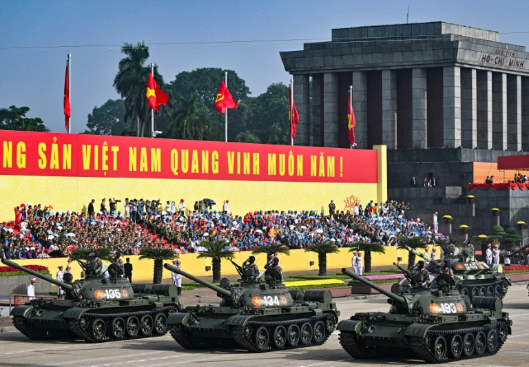 Des chars T55 défilent lors d'une parade marquant le 80e anniversaire de l'indépendance du Vietnam à Hanoï, le 2 septembre 2025