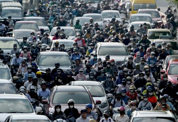 Des deux-roues au milieu du trafic à Hanoï au Vietnam le 17 juillet 2025