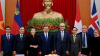 Le président du Vietnam, To Lam (c), la Première ministre du Liechtenstein, Brigitte Haas (3e g), et le président de la Suisse, Guy Parmelin (3e d), aux côtés de délégués lors de la cérémonie de signature de l'accord de libre-échange entre le Vietnam et l'AELE, le 18 octobre 2026 à Hanoï