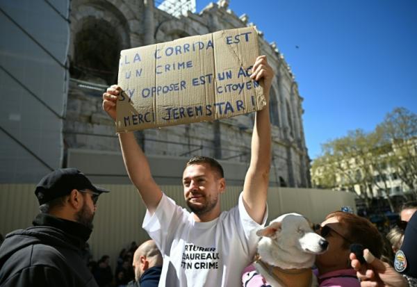 L'influenceur Jeremstar, de son vrai nom Jérémy Gisclon, manifeste contre la corrida devant les arènes de Nîmes, le 2 avril 2026 dans le Gard