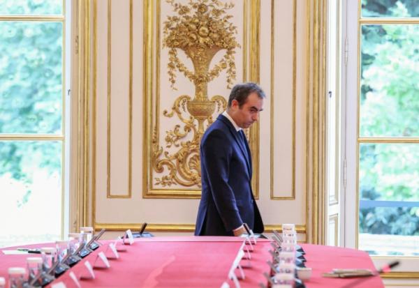 Le Premier mnistre Sébastien Lecornu arrive pour une réunion avec les nouveaux membres du gouvernement à l'hôtel Matignon, le 13 octobre 2025 à Paris
