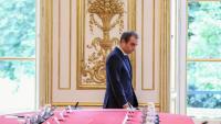 Le Premier mnistre Sébastien Lecornu arrive pour une réunion avec les nouveaux membres du gouvernement à l'hôtel Matignon, le 13 octobre 2025 à Paris