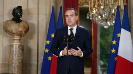 Le Premier ministre Sébastien Lecornu lors d'une allocation concernant la situation dans les lycées, le prix des carburants, la crise agricole et la situation financière de la France, le 7 octobre 2026 à l'hôtel de Matignon, à Paris