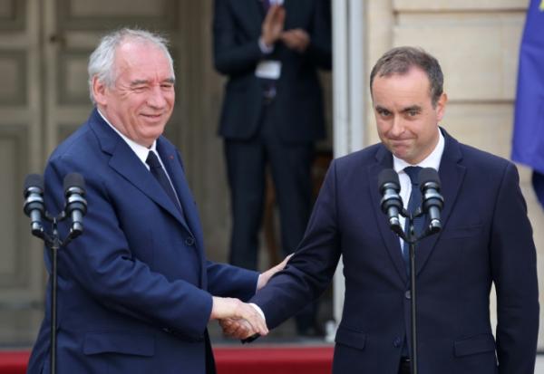 Passation de pouvoir entre François Bayrou (G) et Sébastien Lecornu (D), nouveau Premier ministre, à Matignon le 10 septembre 2025