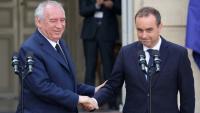Passation de pouvoir entre François Bayrou (G) et Sébastien Lecornu (D), nouveau Premier ministre, à Matignon le 10 septembre 2025