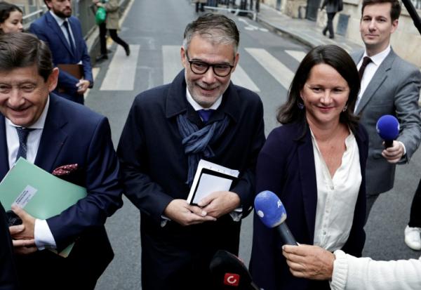 Le chef des socialistes Olivier Faure (centre), la maire de Nantes Johanna Rolland (droite) le patron des sénateurs socialistes Patrick Kanner (gauche) arrivent à Matignon, à Paris, le 17 septembre 2025