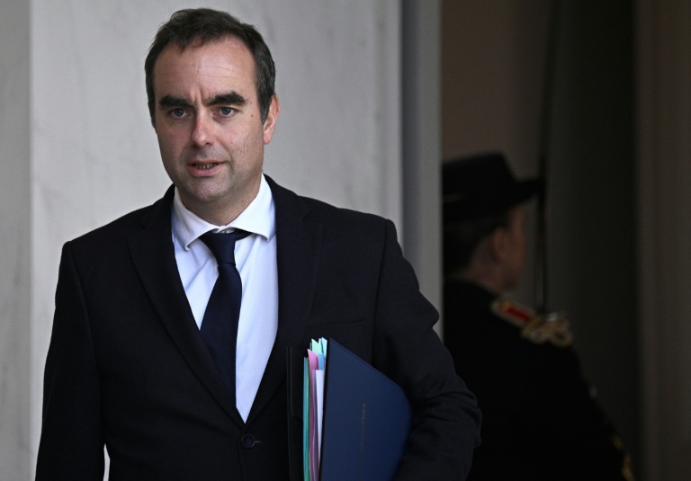 Le Premier ministre Sébastien Lecornu à la sortie du premier Conseil des ministres de son gouvernement à l'Elysée, le 14 octobre 2025 à Paris