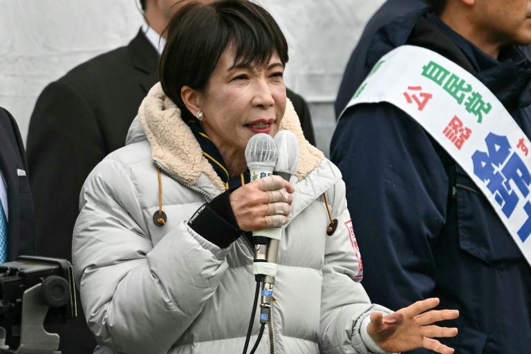 La Première ministre japonaise Sanae Takaichi à un meeting électoral le 7 février 2026 à Tokyo, à la veille des législatives anticipées qui devraient voir une poussée de son parti, le Parti libéral-démocrate