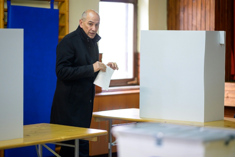 L'ultra-conservateur slovène Janez Jansa vote pour les législatives le 22 mars 2026 à Arnace, à 70 km de Ljubljana