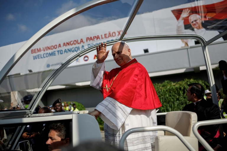 Le pape Léon XIV à bord de la papamobile à Luanda, le 18 avril 2026