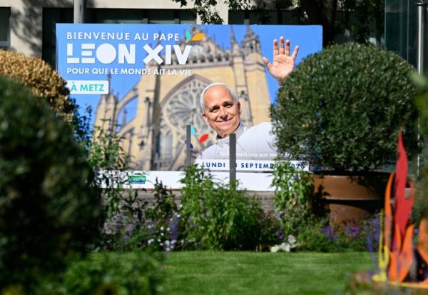 Une affiche souhaitant la bienvenue au pape Léon XIV à Metz le 22 septembre 2026